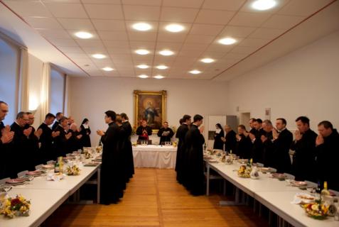 S.E.R le Cardinal Burke a rejoint les chanoines, et préside le repas du soir avec lecture.